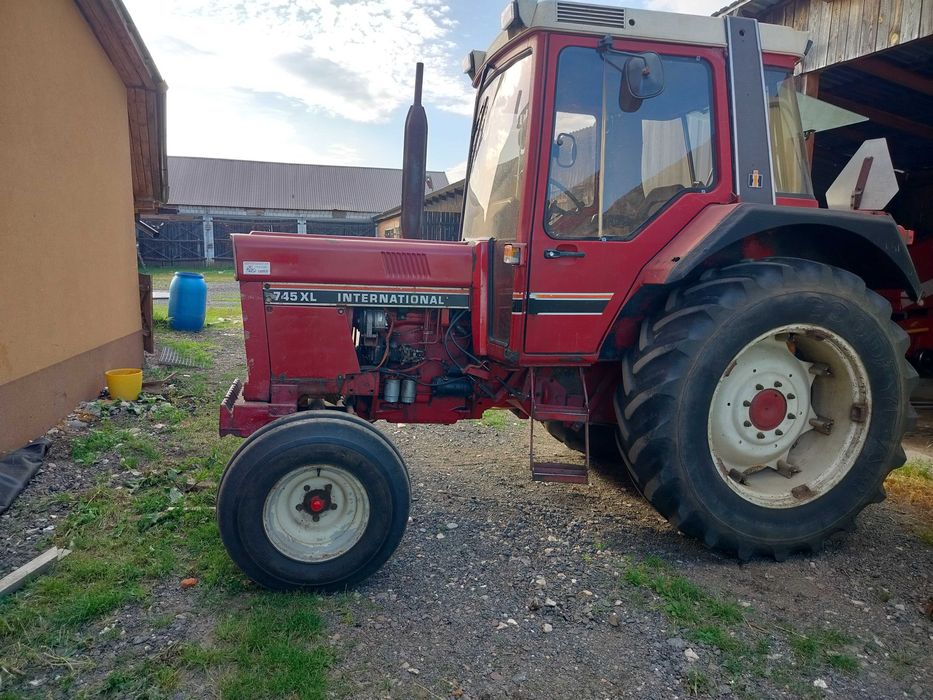 International 745 XL 72 konie