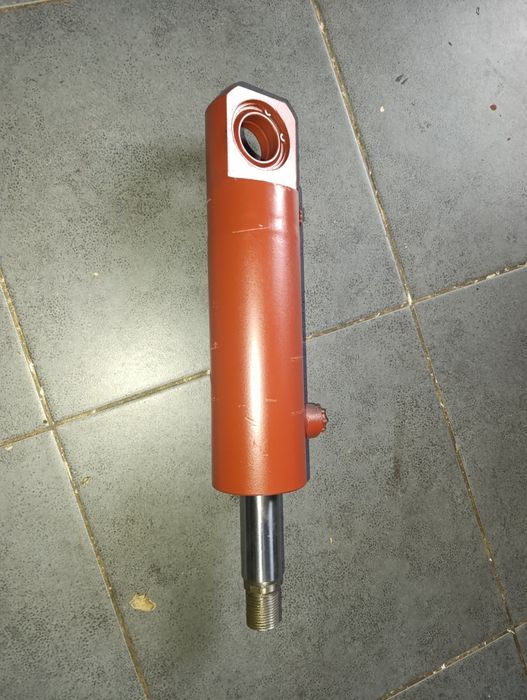 Siłownik pochyłu rak