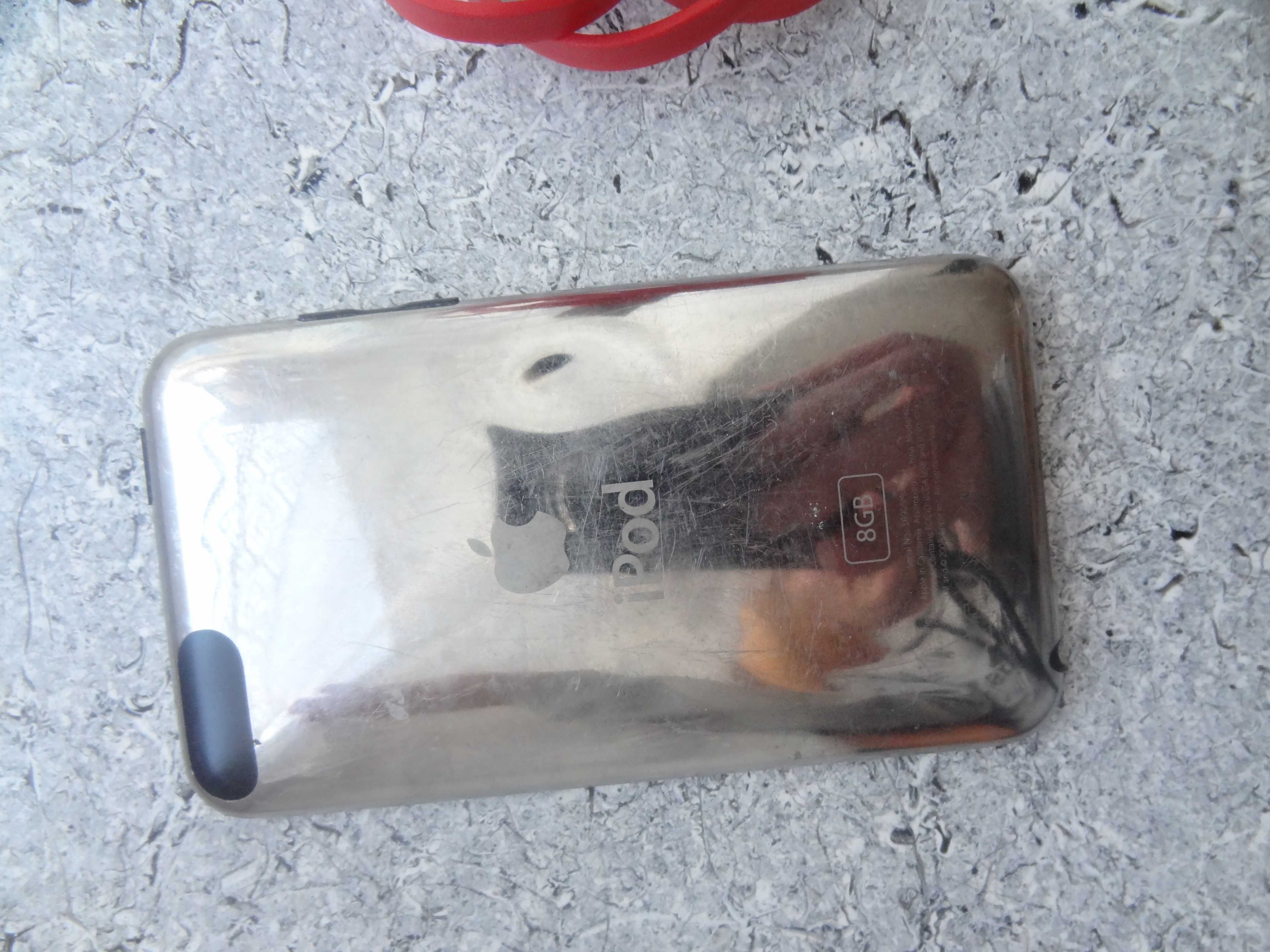 iPod touch 2. generacja 8 gb 2008 rok sprawny 100 % z kablem APPLE