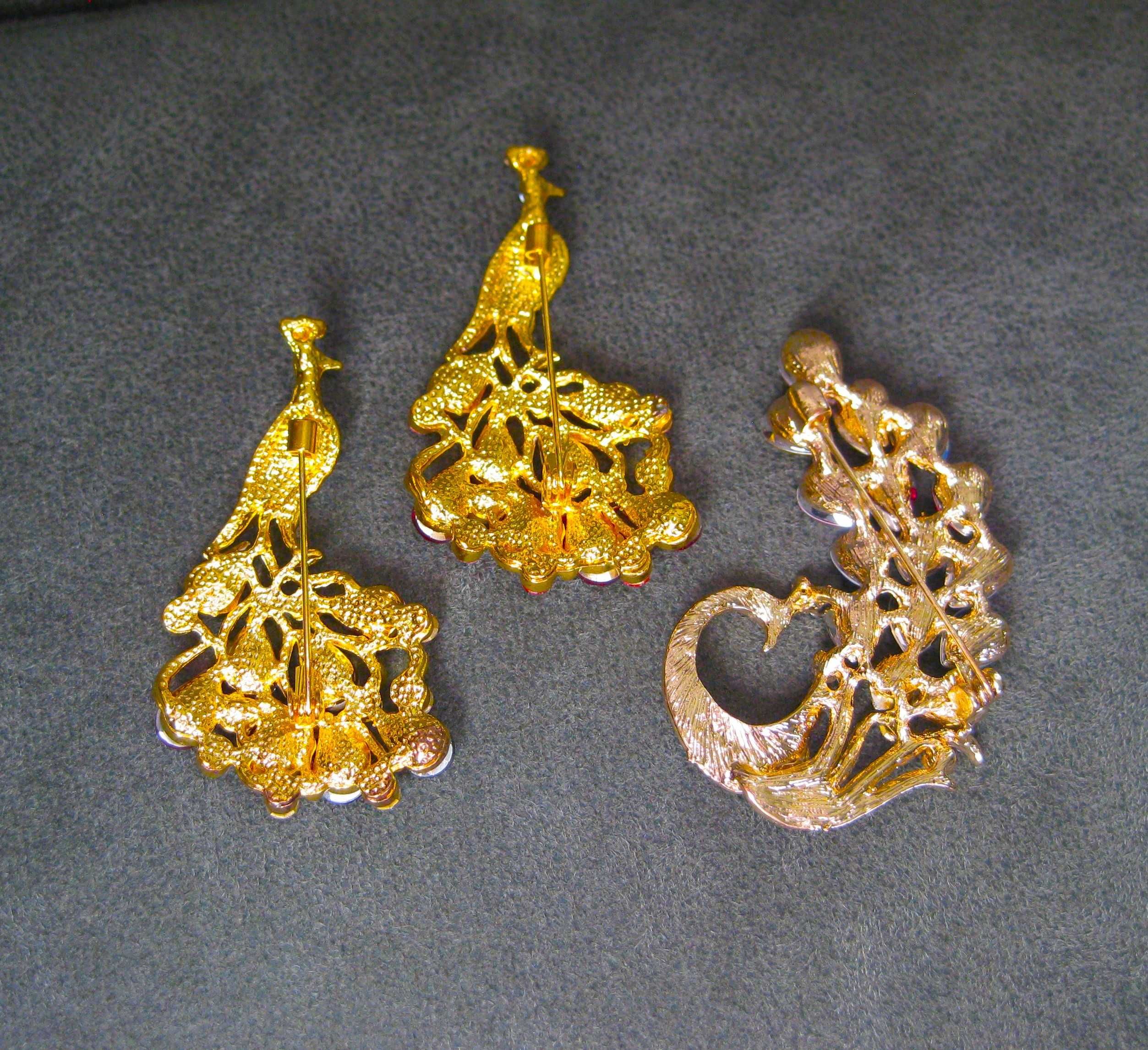Alfinete / Broche / Pregadeira Pavão Pavão c/ Pedras Vermelhas NOVO