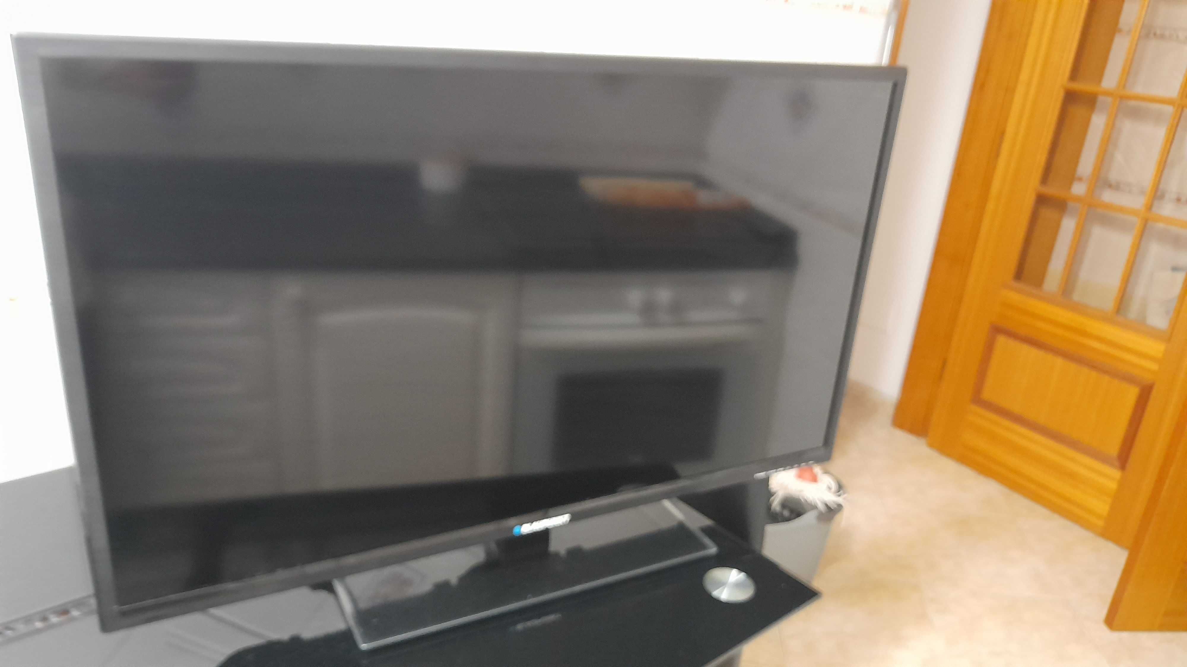 TV LED BLAUPUNKT4O polegadas com pouco uso com base em vidro temperado