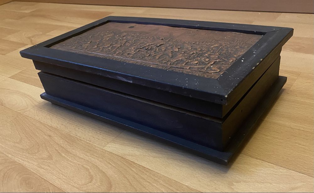 Skrzynka drewniana z reliefem „Grunwald 1410”