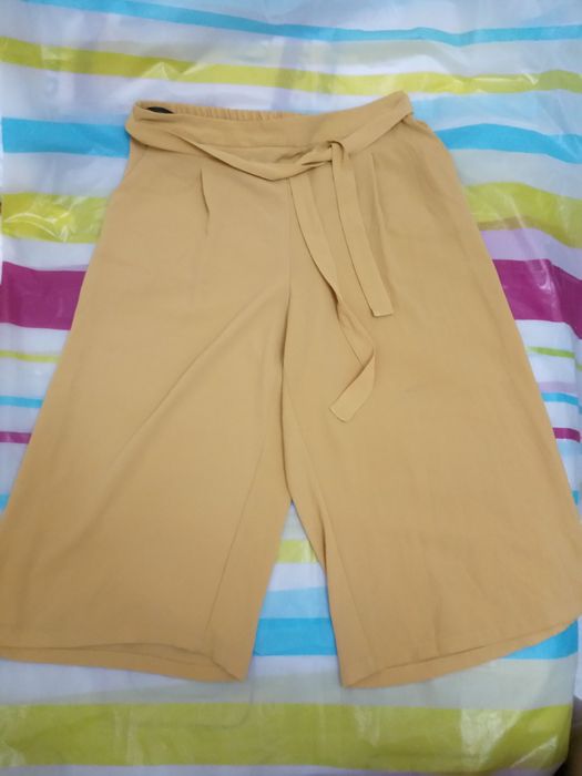 Жёлтые Брюки капри клёш