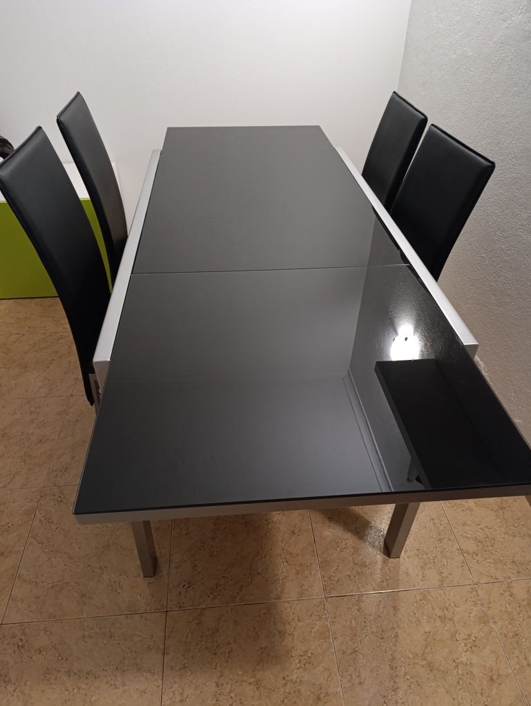 Mesa de Sala em vidro com 4 cadeiras