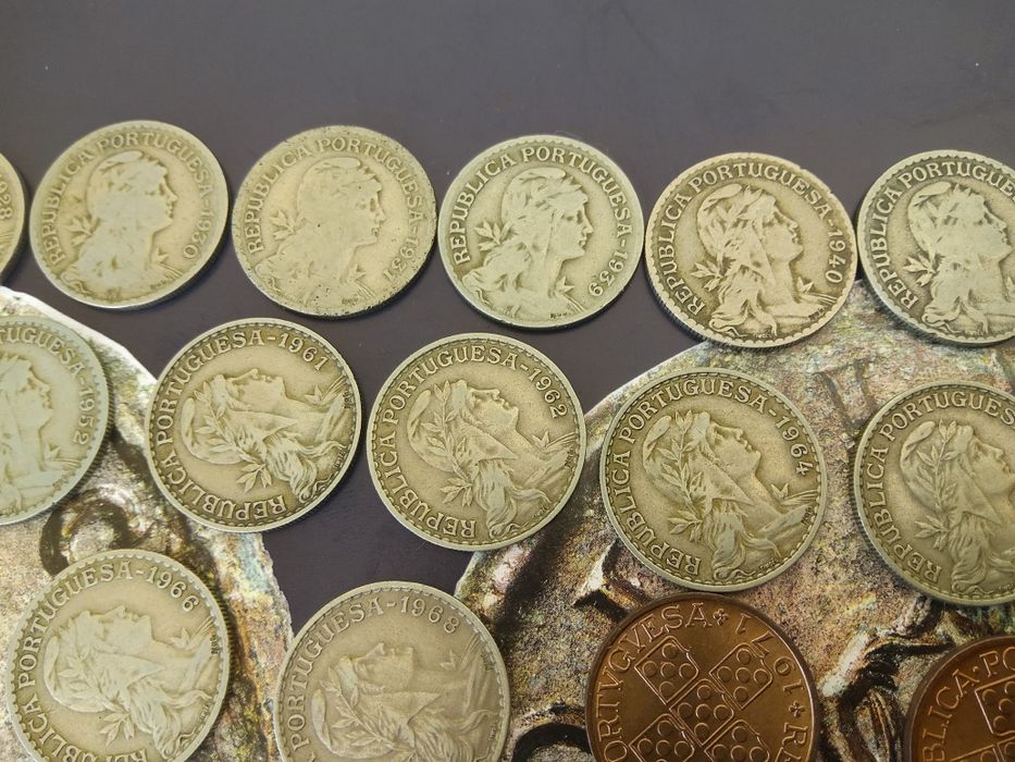 121025#Lote 31 moedas 1 escudo datas diferentes inclui 1939