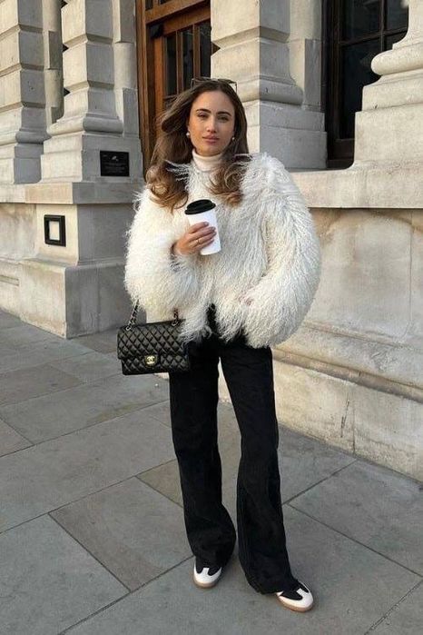 Шуба під ламу, молочний та чорний колір