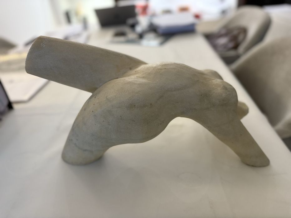 Belissima escultura em marmore assimada pelo autor