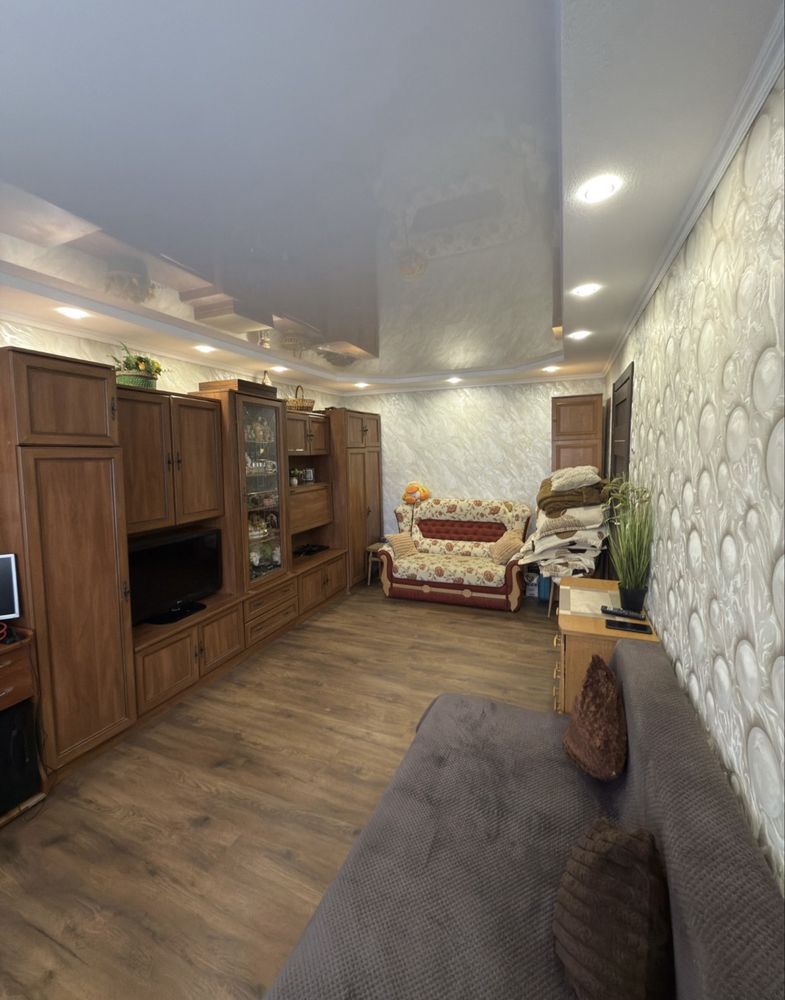 Продам 1к квартиру на Кирова. Поля