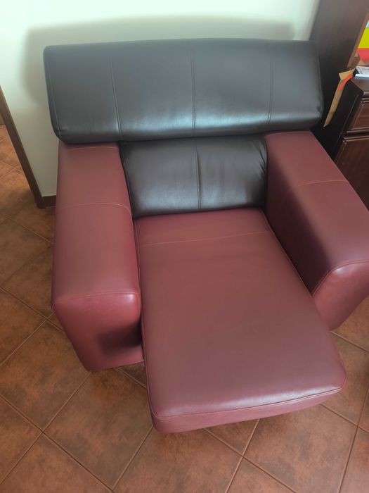 Poltrona em pele  reclinável e extensível