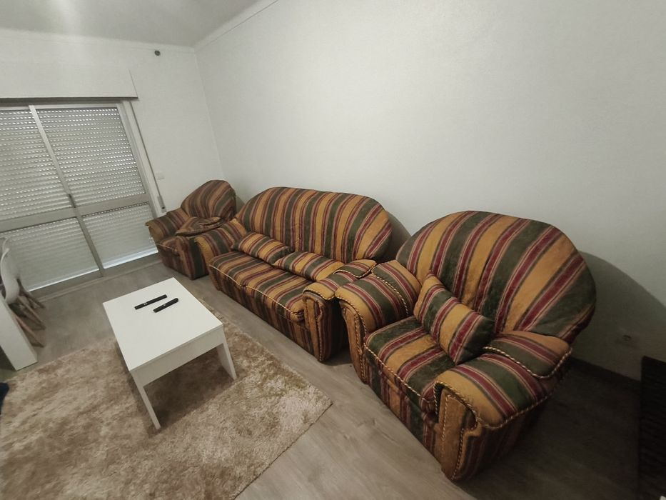 Conjunto de Sofás 2+1+1 – Bom Estado