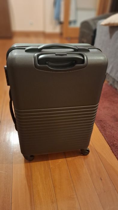 Mala de Viagem Média 4 Rodas Preta e Verde Milão
Pack It