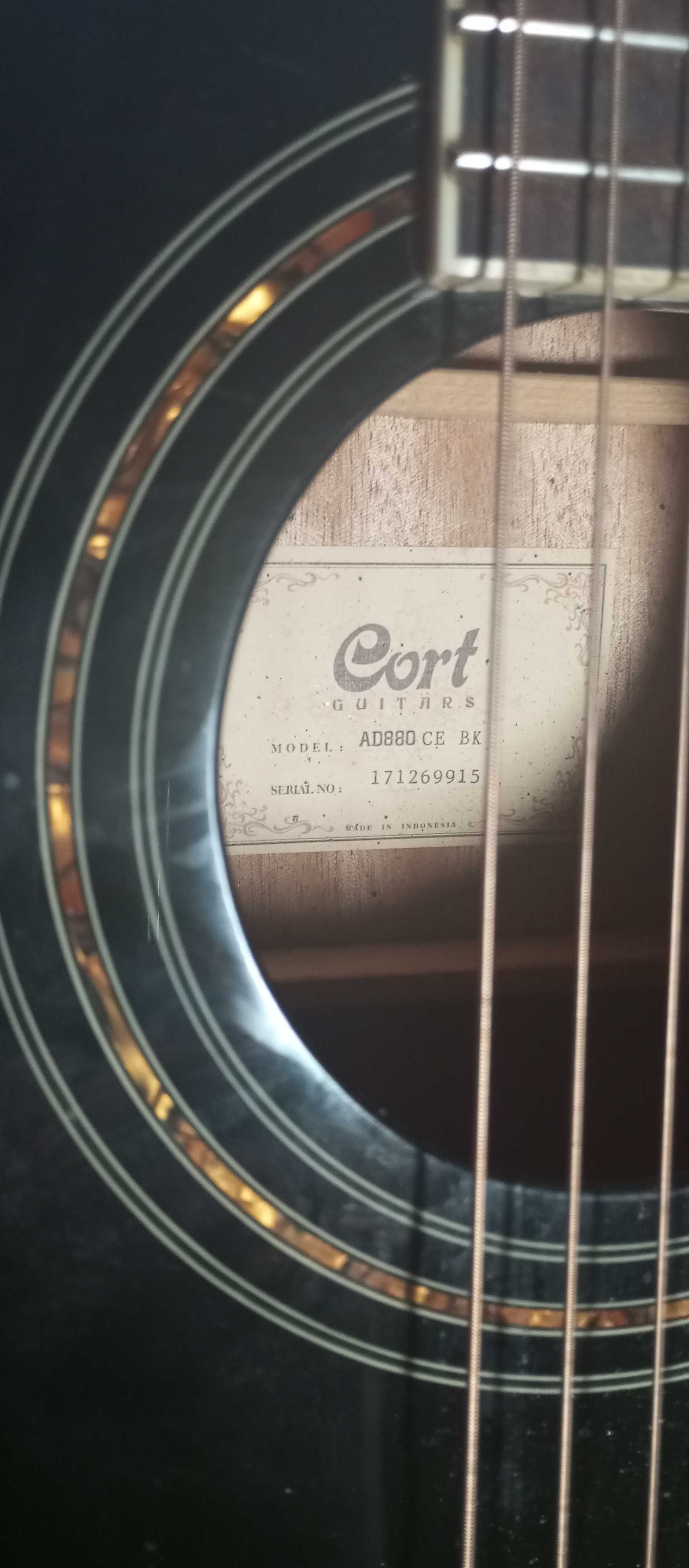 Продам гитару Cort почти новая