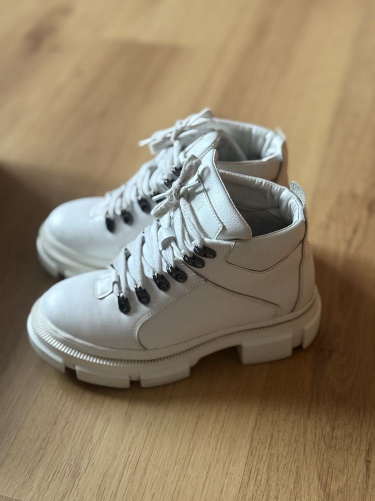 Продам женские ботинки