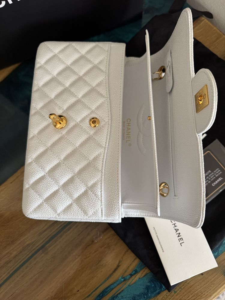 Piekna biala torebka Chanel Flap Medium