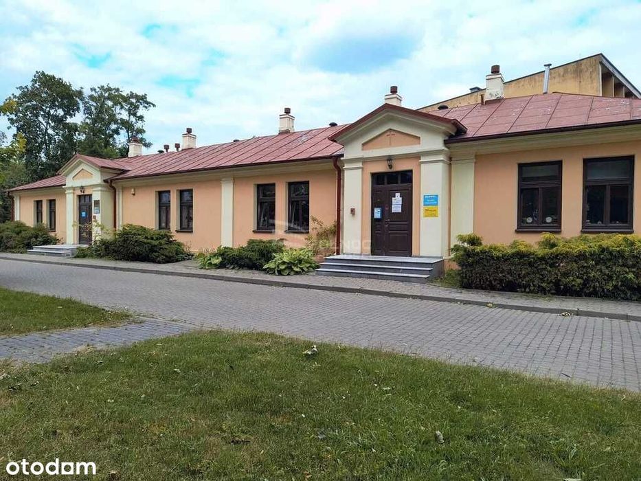 Budynek biurowy na dużej działce w centrum miasta