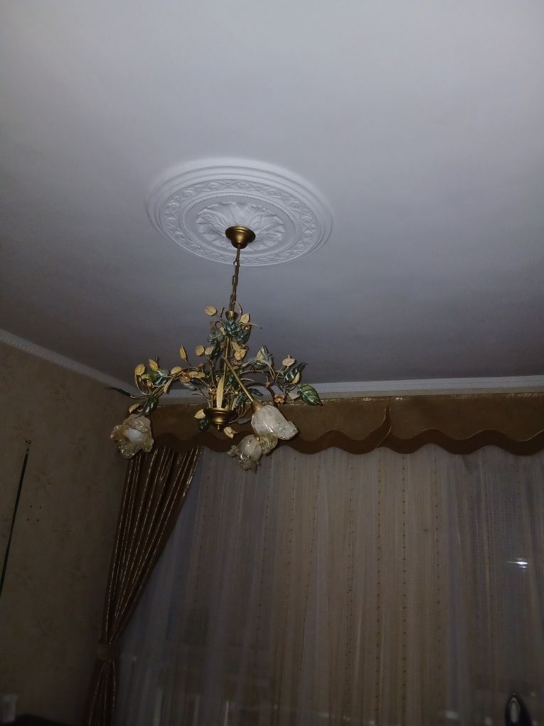 Продам люстру на 3 лампочки