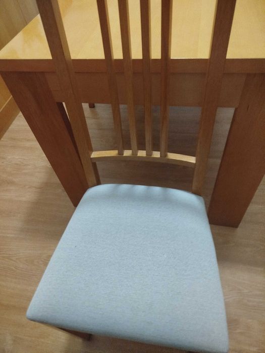 Mesa de sala impecável em madeira  com 4 cadeiras