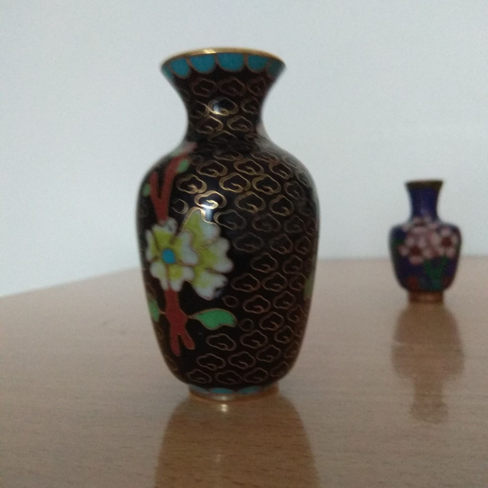 Chiny. Dwa miniaturowe wazoniki. Mosiądz. Emalia cloisonne.