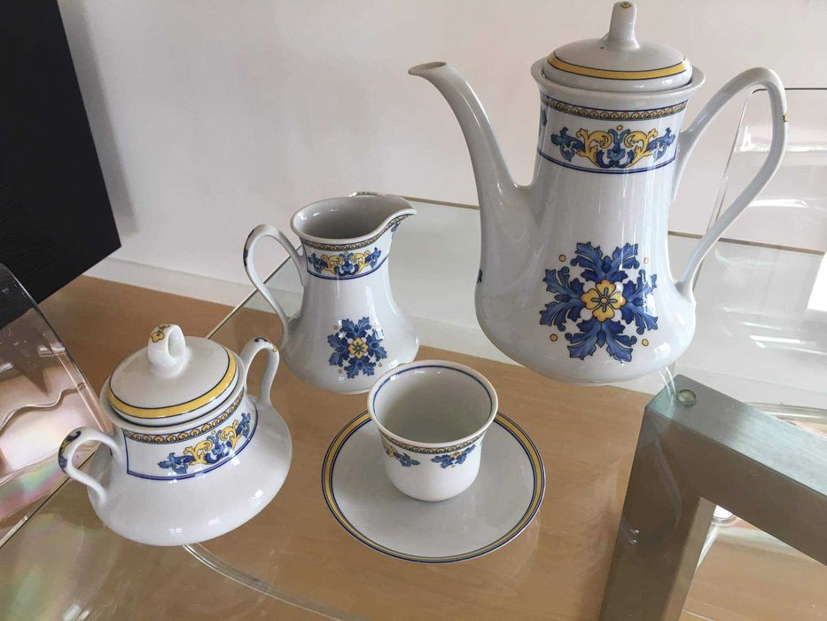 Serviço café 12 chávenas 12 Pires 1 açucareiro 1 bule 1 bule leite.