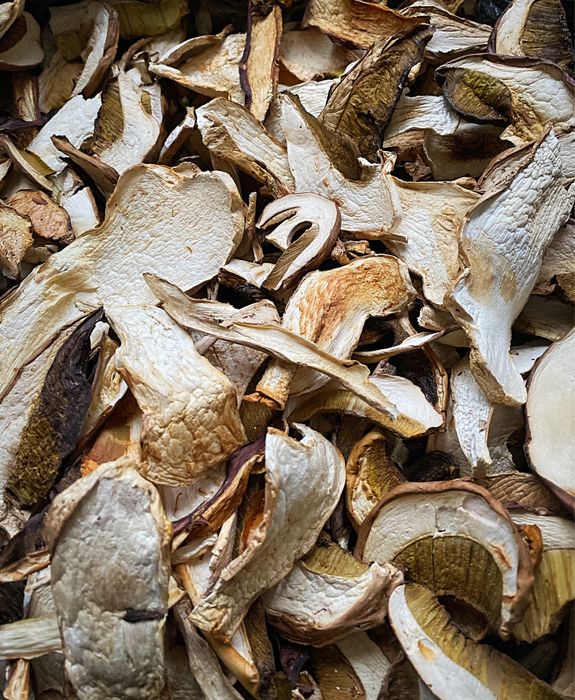 Білі гриби та ягоди