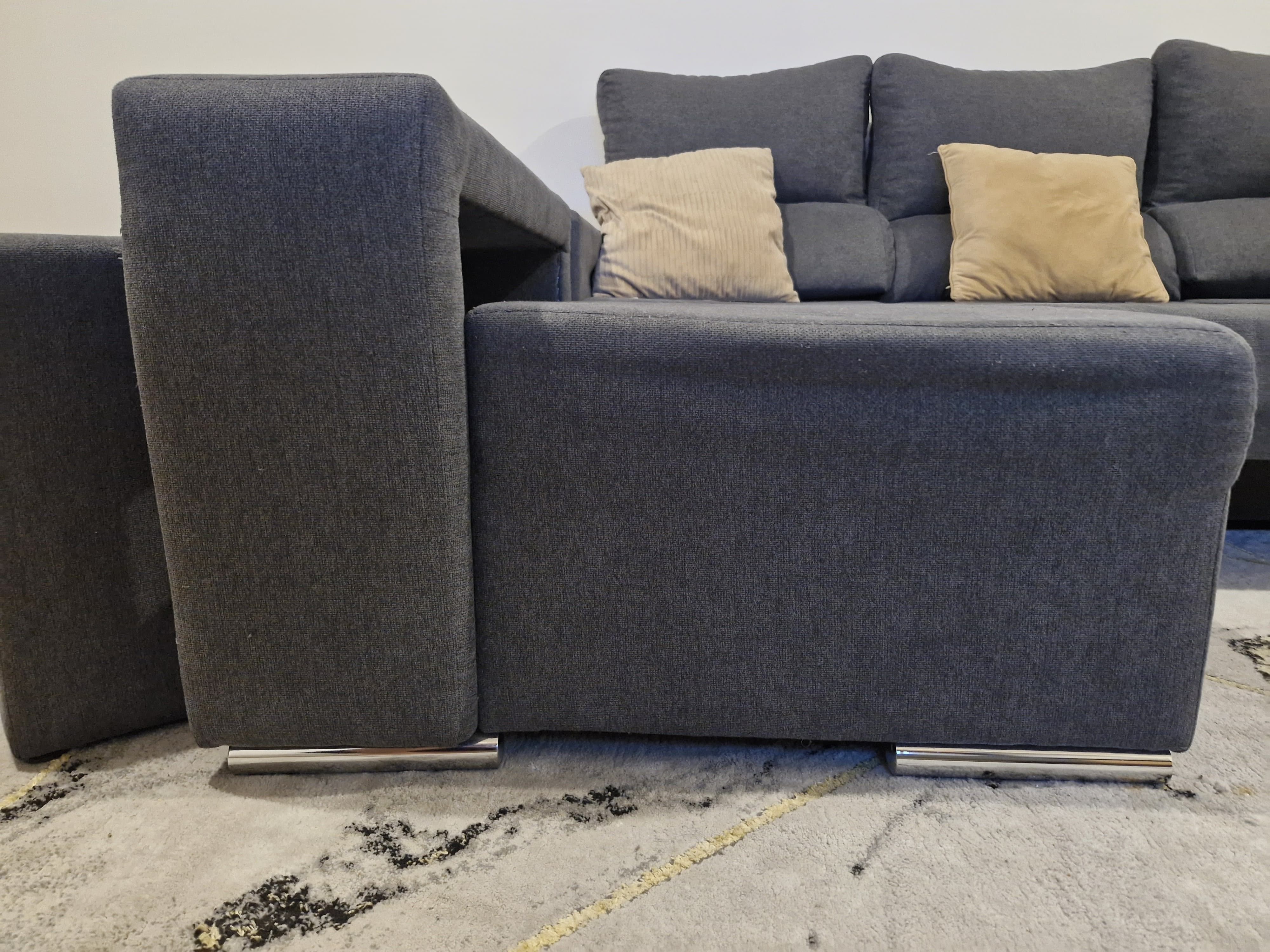 Sofá chaise long  e móvel moderno de sala