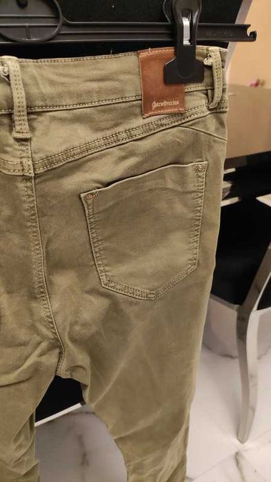 Sexy spodnie damskie jeansy z dziurami Bershka khaki, JESIEŃ ZIMA 2025