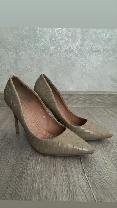 Продам вживані туфлі у хорошому стані за вігідною ціною. Колір бежевий
