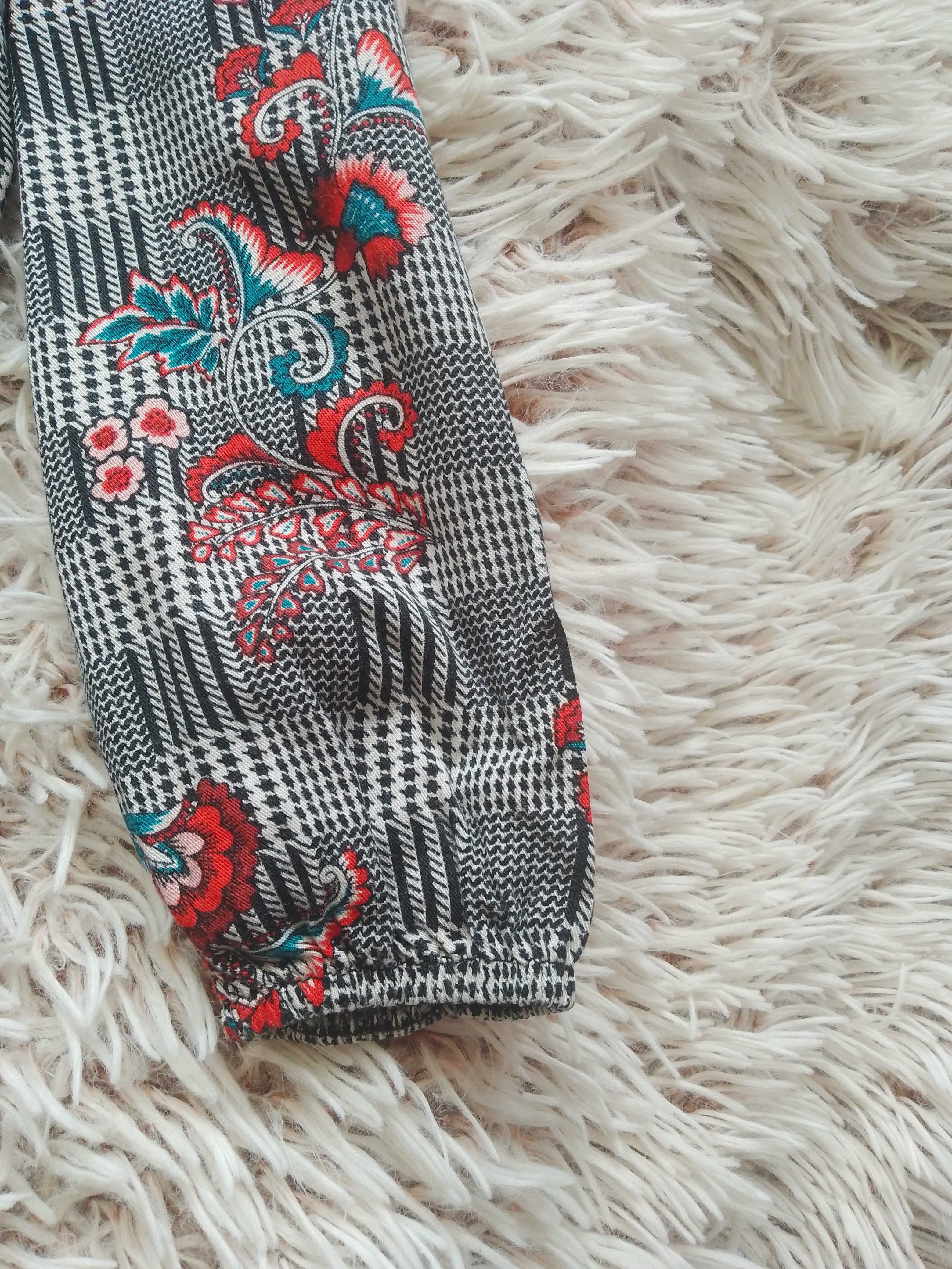 Sukienka z falbankami w kwiaty