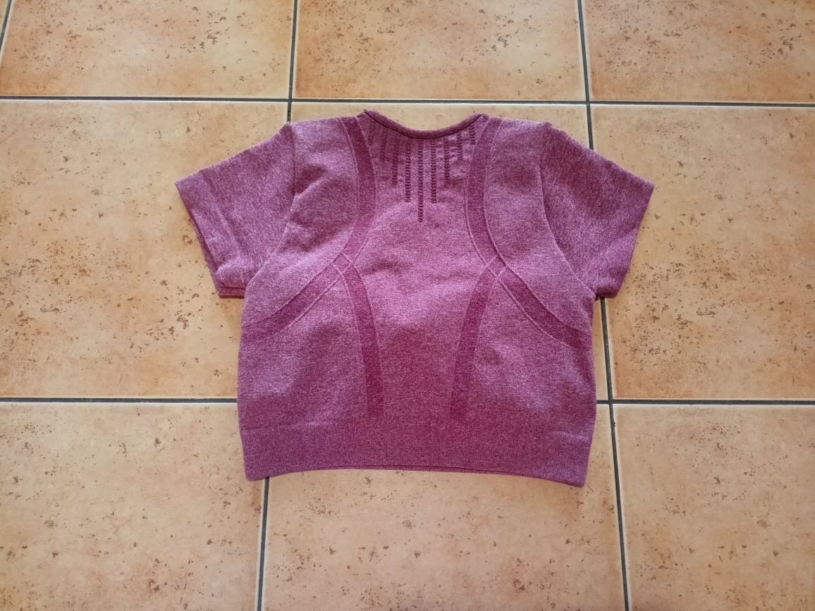 Top do ćwiczeń rozmiar S, posiada usztywniane miseczki na biust.
