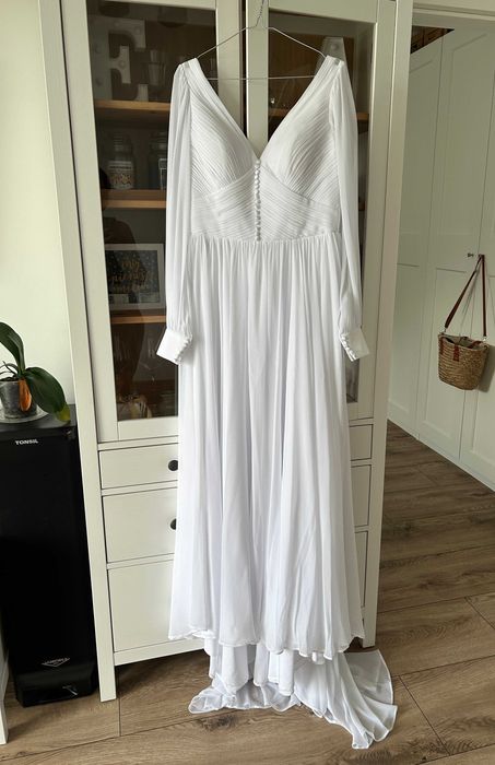 Piękna suknia ślubna minimalistyczna retro z trenem vintage biała tren