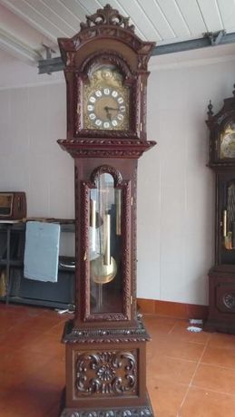Relógio de pé alto antigo