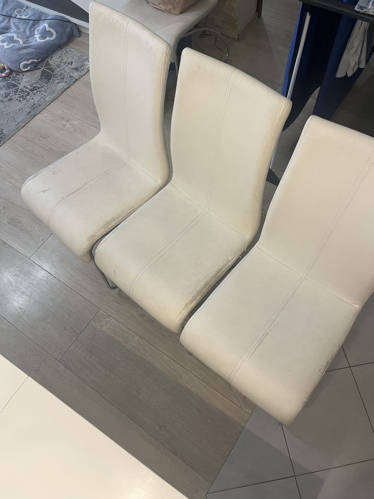 Bialy lakierowny stół