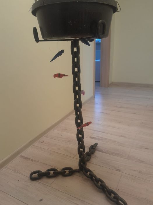 Stojak metalowy uspawany z grubego łańcucha