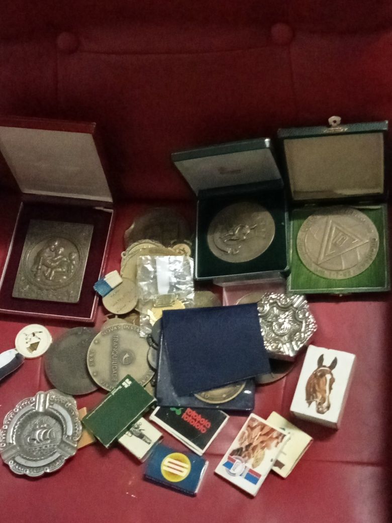 O que está nas fotos medalhas isqueiros porta chaves relógios antigos