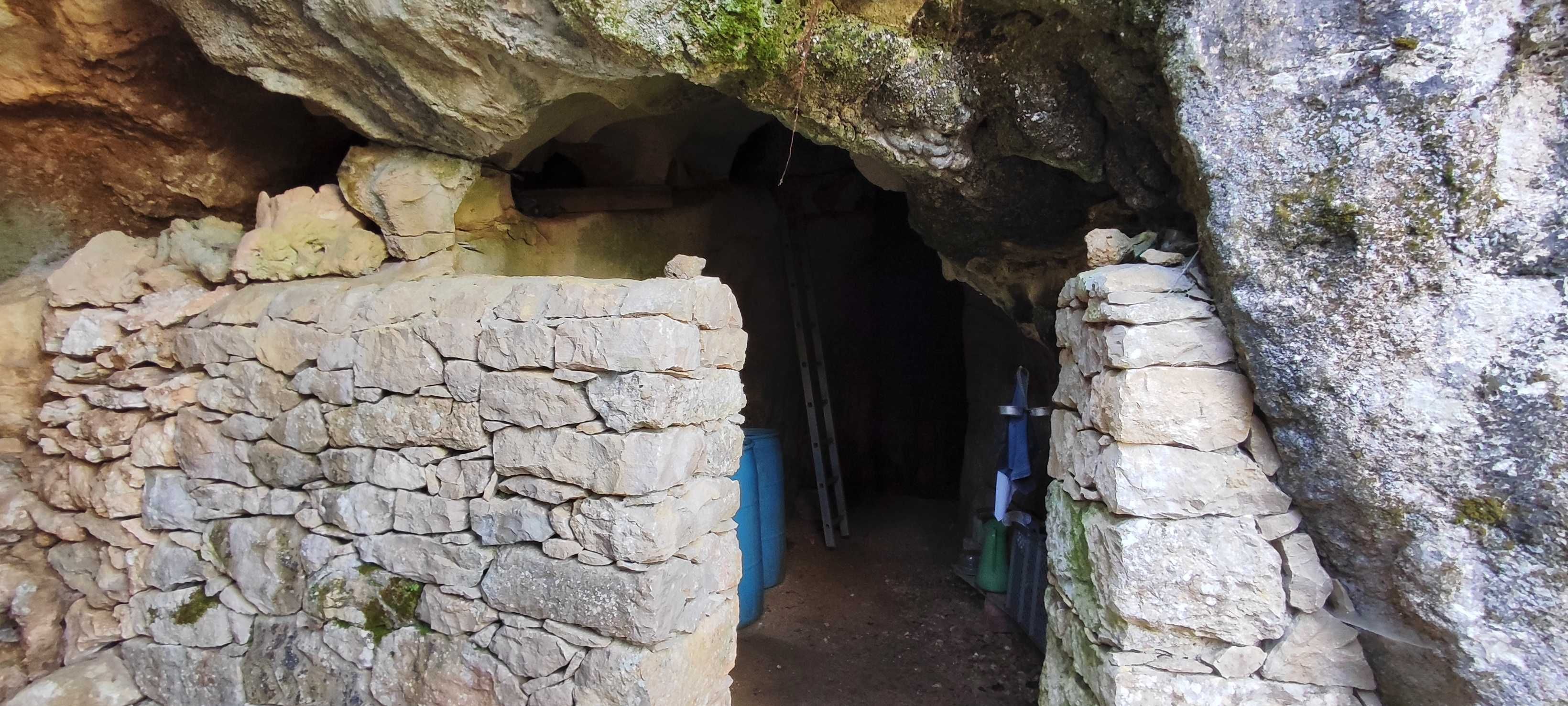 Moradia com  terreno e Grutas