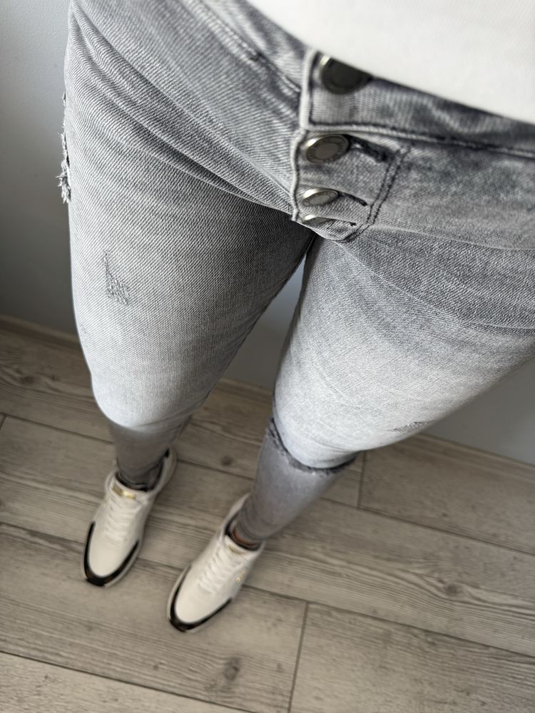 Szary jeans z przetatciami m.sara push up