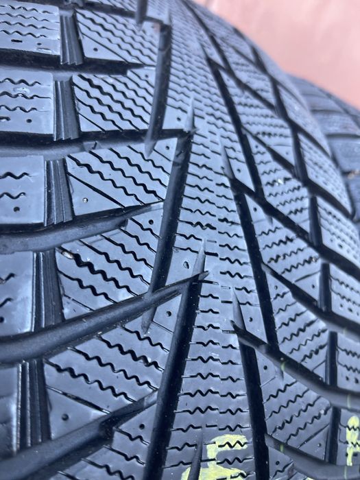 Шини 225/65 r17 Hankook зимові залишок протектора 8мм