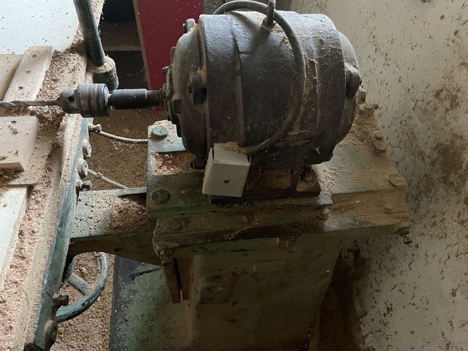 Довбально-пазозувальний верстат