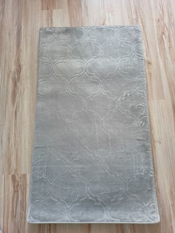 Szary srebrny dywan