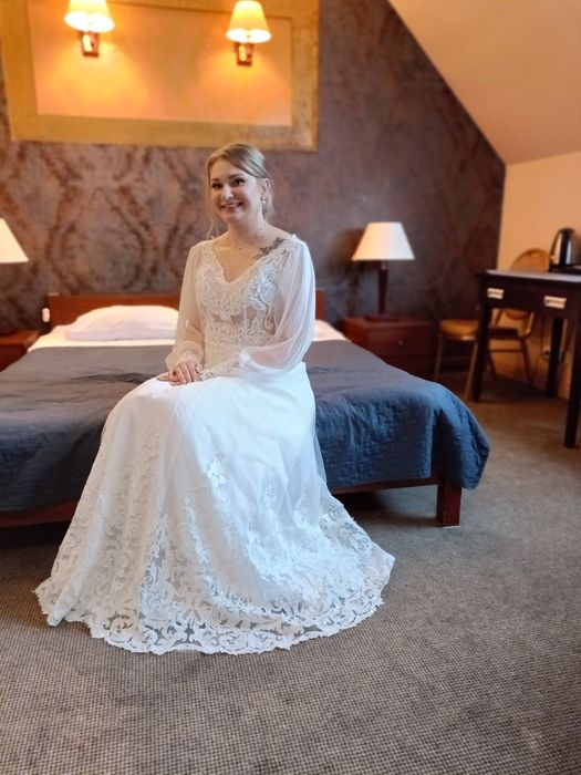 Suknia ślubna bogato zdobiona z długimi rękawami