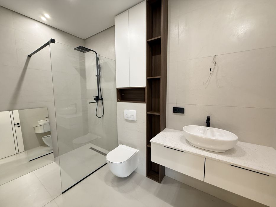 Продам сучасний будинок у передмісті. Ніхто не проживав