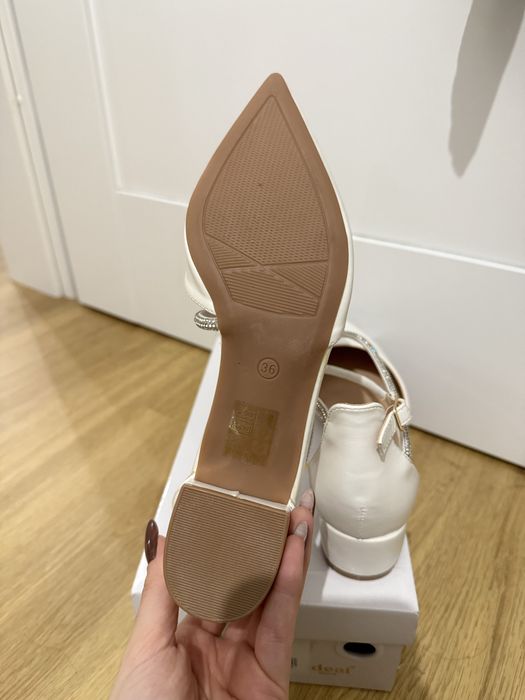 Białe buty ślubne na niskim obcasie Ideal Shoes 36