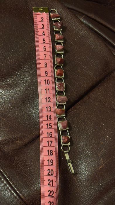 Вишуканий вінтажний браслет ручної роботи з бордовим натураль камінням