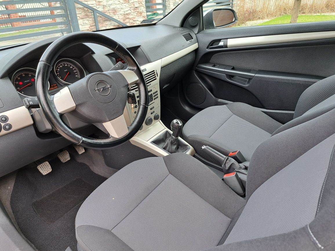 Opel Astra GTC ,Klima,Tempomat,.Zarejestrowany