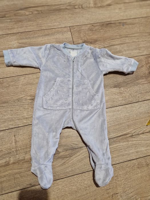 Pajac niemowlęcy że stopami