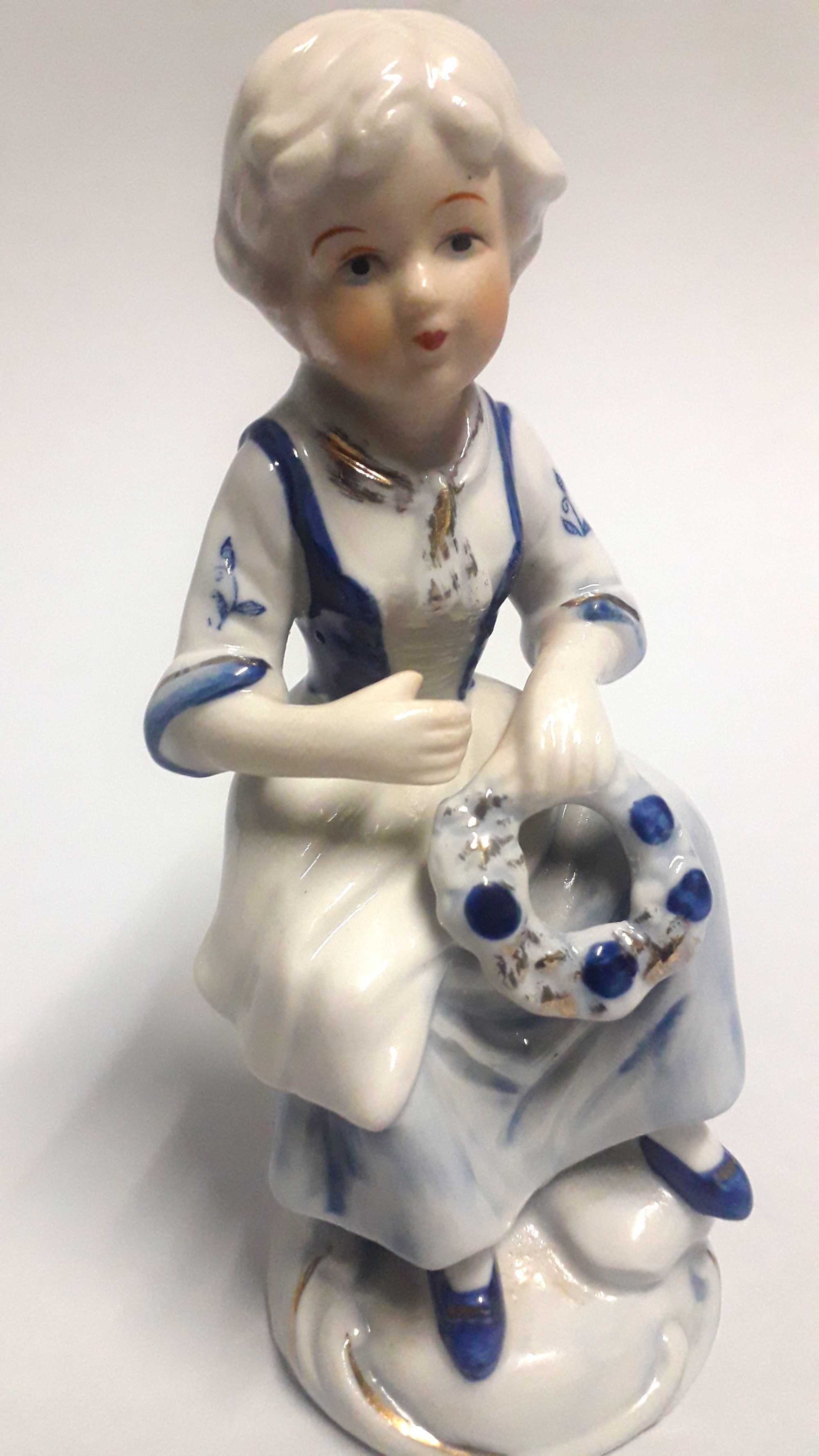 Estatueta em Porcelana Jovem Camponesa