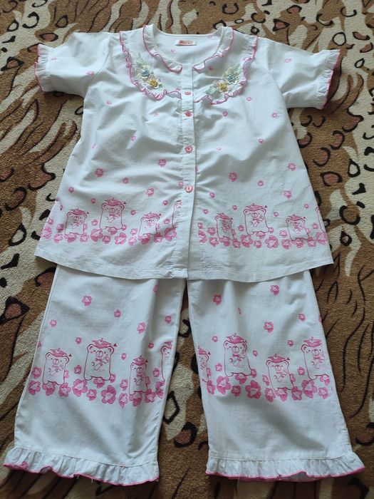 Продам гарну ніжну піжамку.