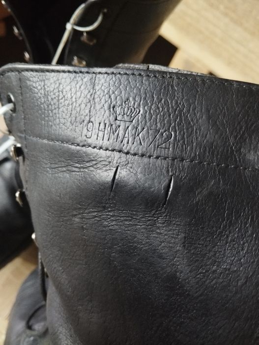 Stare buty wojskowe.