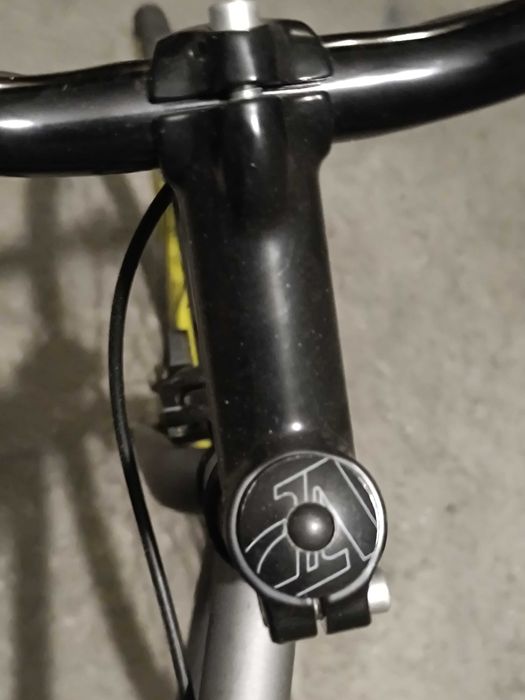 Bicicleta lindíssima com rodas com aros especiais:oferta acessórios