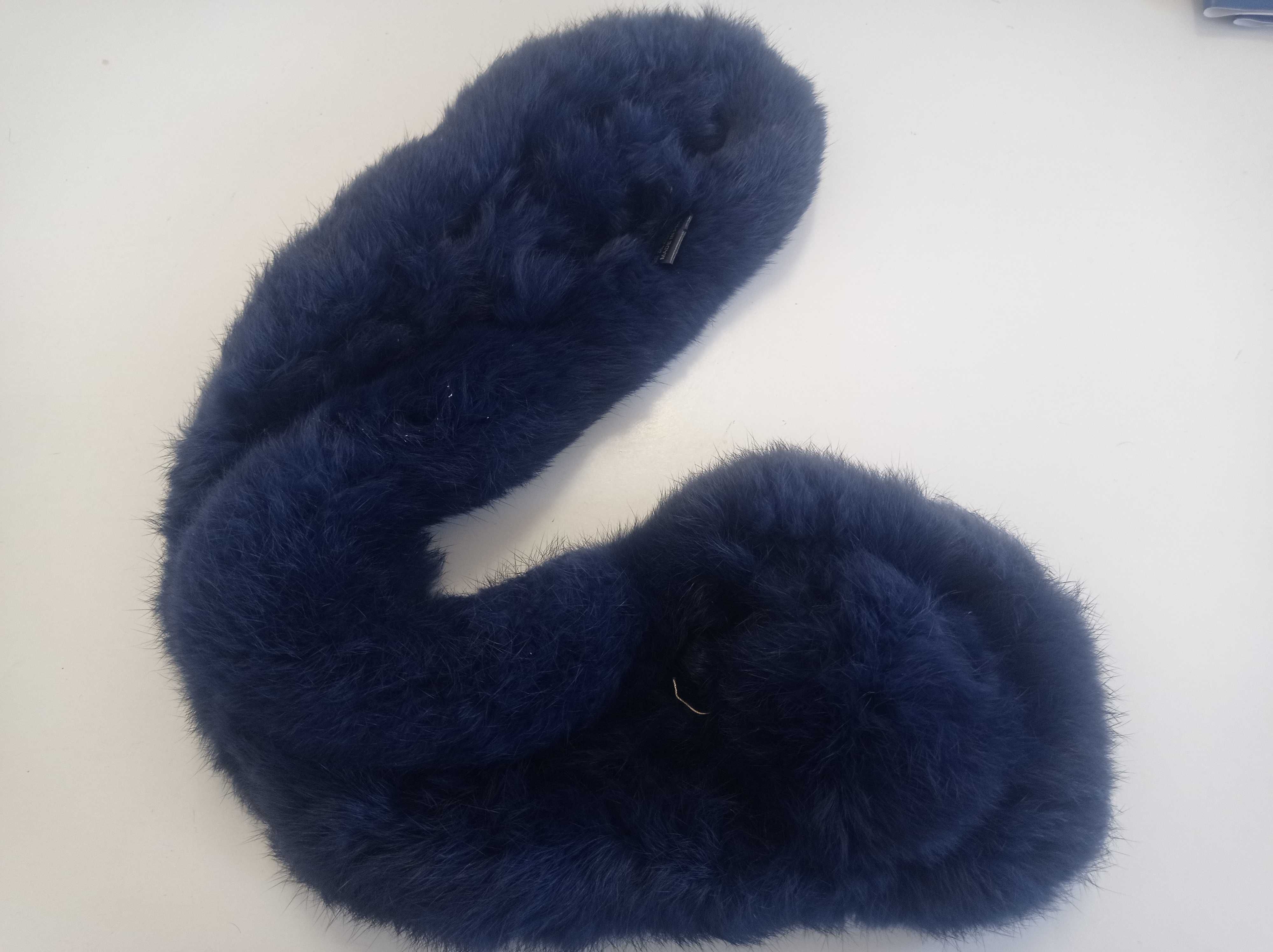 Gola com  Pompom Cinza  pelo de coelho